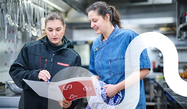 Mitarbeiterin bei der Beratung für den Neubau vom Fettabscheider