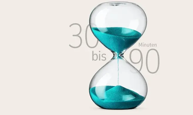 Durch eine gläserne Sanduhr rieselt türkisfarbener Sand. Ergänzt wird das Bild durch den Text „ 30 bis 90 Minuten“