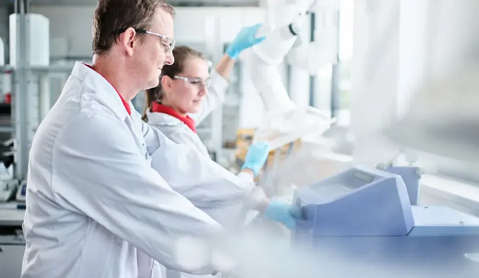 Zwei Laborfachkräfte führen im Labor eine Stoffanalyse durch