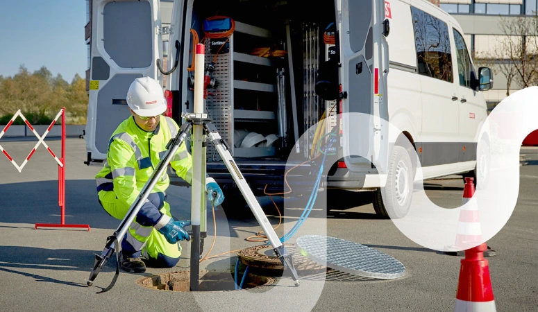 Ein Mitarbeiter in Schutzkleidung führt an einem geöffneten Abscheider eine Generalinspektion durch.