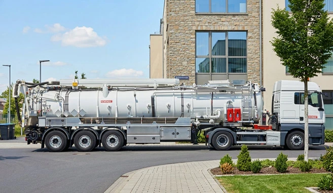 Fahrzeug für mobile Wasseraufbereitung steht auf einem sonnigen Betriebshof
