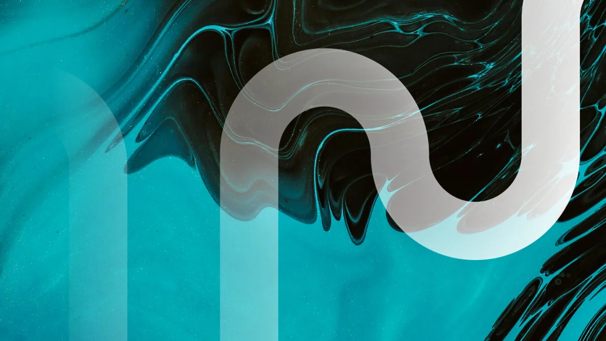 Abstraktes Design mit türkis-schwarzen fließenden Formen im Hindergrund, die an Tinte im Wasser erinnern. Im Vordergrund halbtransparente, idealisierte Formen, die von Schläuchen oder Rohren abgeleitet sind.