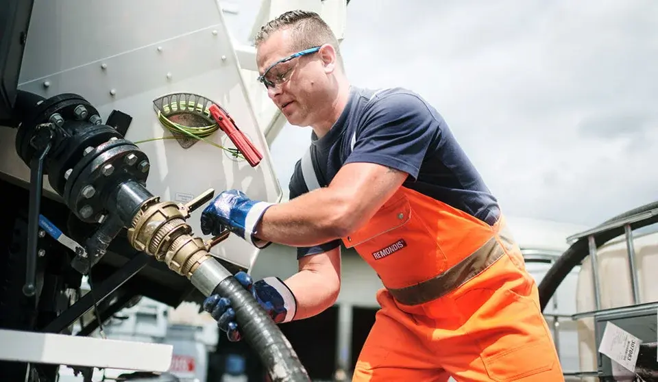 Mitarbeiterinnen in Arbeitskleidung vor Anlagenkomponenten einer Verwertungsanlage für Abscheiderinhalte