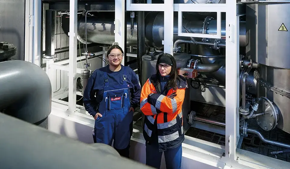 Mitarbeiter verbindet einen Schlauch mit einem Saug-Druck-Tankfahrzeug, um Abscheiderinhalte abzusaugen