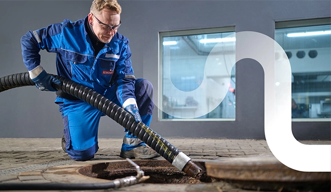 Mitarbeiter bei der Leerung eines Fettabscheiders