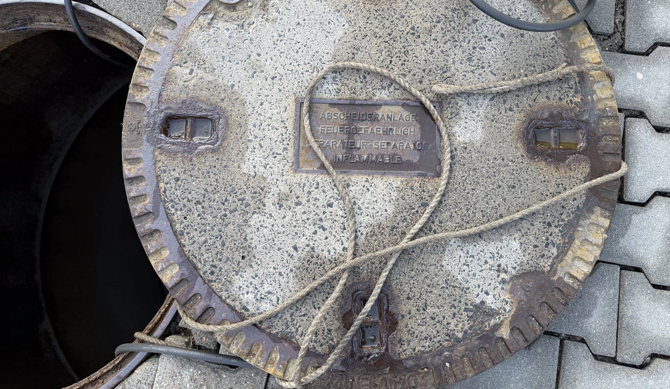 Deckel liegt neben der geöffneten Abscheideranlage.