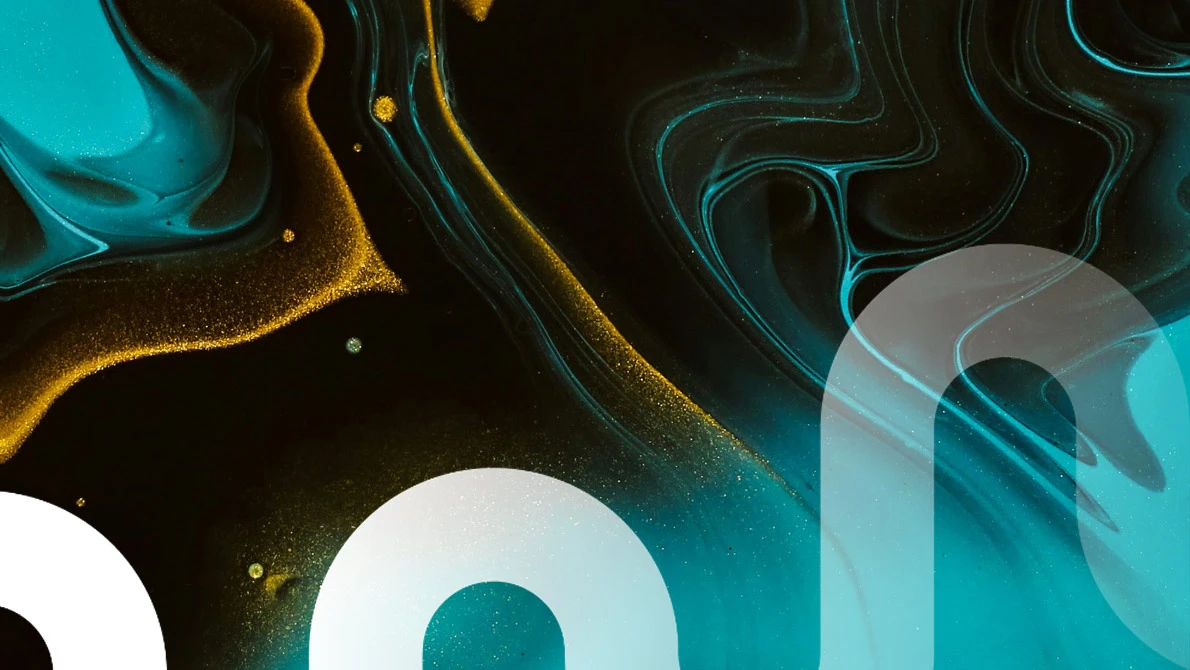 Abstraktes Design mit türkis-schwarzen fließenden Formen im Hindergrund, die an Tinte im Wasser erinnern. Im Vordergrund halbtransparente, idealisierte Formen, die von Schläuchen oder Rohren abgeleitet sind.