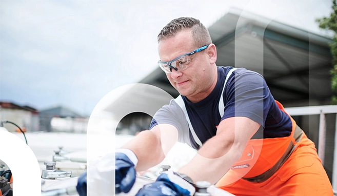 Mitarbeiter auf dem Saugwagen bei einer Abscheider-Wartung